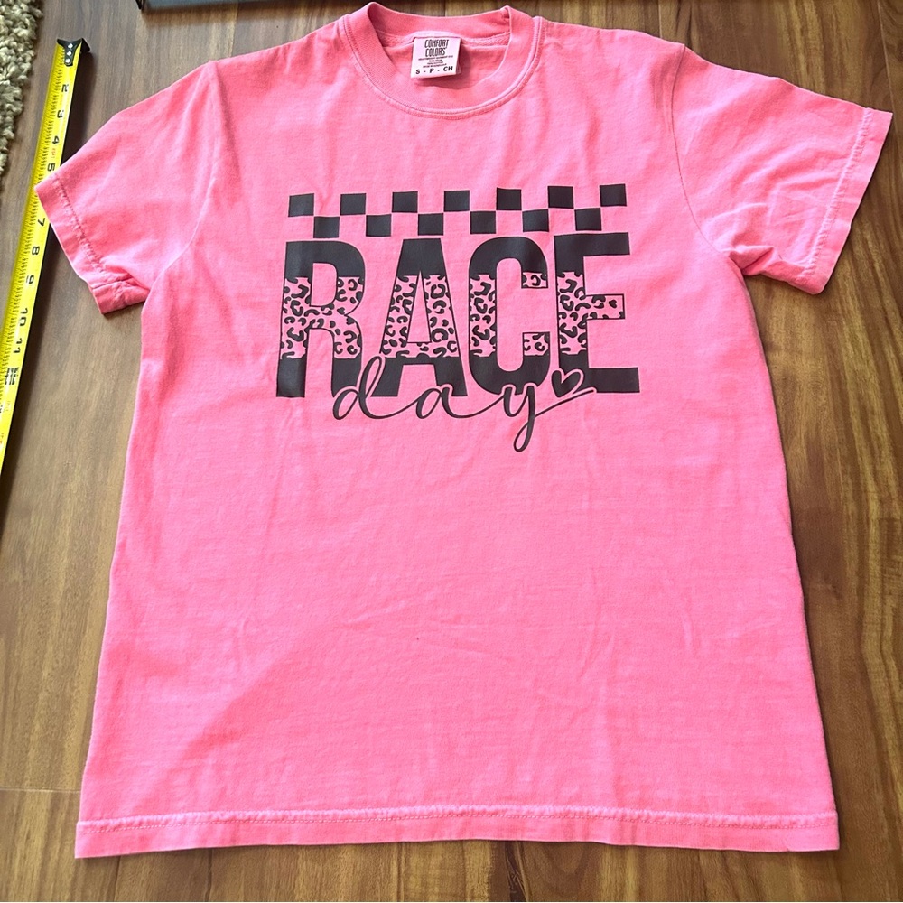 NWOT Pink Heart Race Day Checkered Flag Short Sleeve Tee